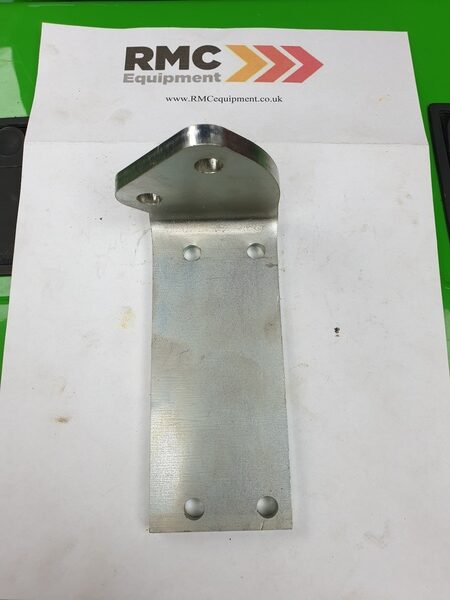 A410804 – Mounting bracket for Faster multi connector on loader – Avant